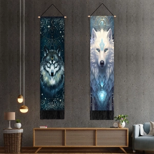 Detail von Wandteppich-Set mit Wolfsdrucken, Holzstangen und schwarzen Zierquasten