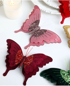 Dettaglio di fiocchi in velluto con paillettes luccicanti per decorazioni natalizie