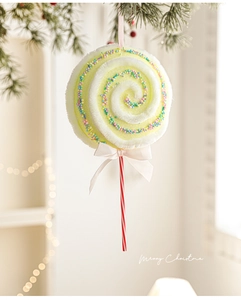 Détail d'une sucette en peluche avec perles colorées sur un sapin de Noël