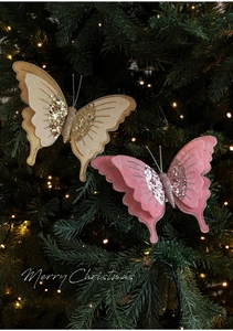 Dettaglio di farfalle in tessuto glitterato su un albero di Natale con luci festive