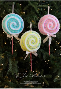 Gros plan de sucettes décoratives colorées avec bordure en velours sur un sapin de Noël