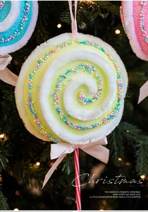 Détail d'une décoration de Noël en forme de sucette verte avec paillettes et velours