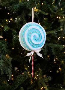 Détail de la sucette de Noël bleue et blanche avec ruban sur un sapin décoré