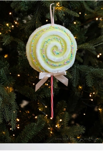 Macro d'une décoration de sapin en forme de sucette avec paillettes et petit nœud