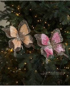 Détail de nœuds de Noël en velours rose avec ailes pailletées et perle décorative centrale