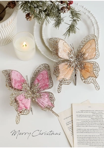 Gros plan de clips papillon de Noël en velours avec paillettes dorées et perles