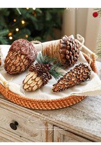 Détails de quatre ornements de Noël en bois et pommes de pin naturelles au style rustique