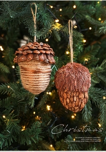 Détail d'ornements de Noël en forme de pomme de pin avec bois naturel et cordes de chanvre