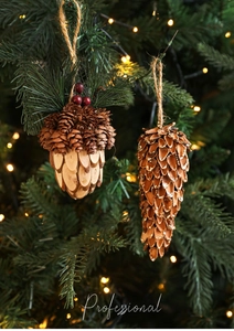 Détail de pommes de pin décoratives avec baies rouges et paillettes dorées sur corde de jute
