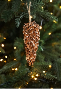 Gros plan de décoration de Noël en pomme de pin avec paillettes et corde de chanvre
