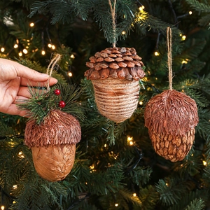 Glands de Noël rustiques suspendus au sapin avec des lumières chaudes et de la corde de jute