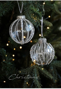 Detail of 8cm transparent Christmas balls with pearls and silver glitter on tree