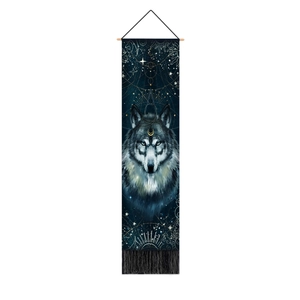Vertikaler Wandteppich mit majestätischem Wolfskopf und goldenen Himmelsmustern
