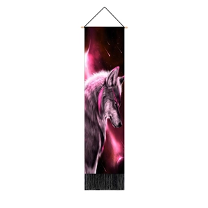 Detail eines 3D-Wolf-Wandteppichs mit neonpinken Akzenten, Sternenhimmel und schwarzen Quasten