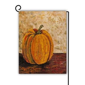 Dettaglio della bandiera da giardino in lino con pittura di zucca e supporto in metallo