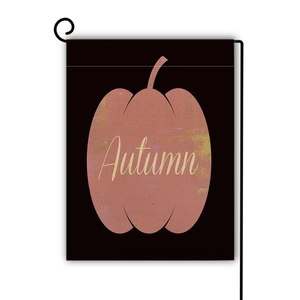 Dettaglio bandiera da giardino in lino con zucche arancioni e scritta Autumn su nero