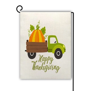 Dettaglio bandiera da giardino in lino con camion rustico, zucca e scritta Thanksgiving