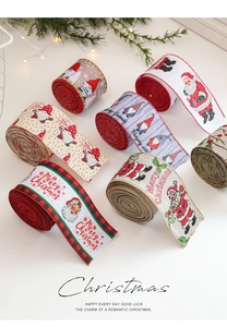 Dettaglio di rotoli di nastro natalizio con Babbo Natale e motivi scozzesi per regali
