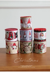Dettaglio di 6 rotoli di nastri natalizi in juta con motivi Babbo Natale per decorazioni DIY