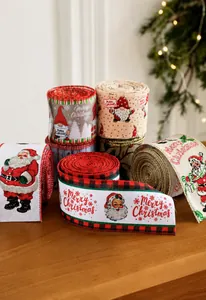 Dettaglio di nastri natalizi in lino con motivi Babbo Natale e Gnomi per regali
