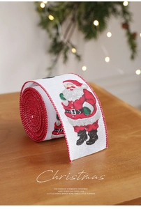Dettaglio del nastro natalizio in tela con Babbo Natale e bordi cuciti in rosso