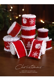 Detail von roten Weihnachtsbändern mit weißem Plüschrand und Schneeflocken-Festmustern