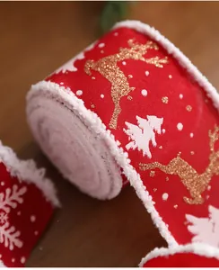 Nahaufnahme von rotem Weihnachtsband mit goldenen Rentieren und weißen Plüschkanten