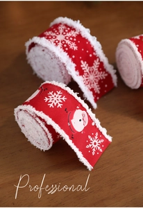Detailansicht roter Weihnachtsbänder mit Schneeflocken und Weihnachtsmann-Drucken