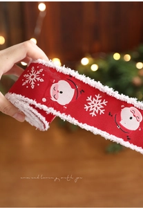 Detail von rotem Weihnachtsband mit weißen Plüschrändern und festlichem Schweinedruck