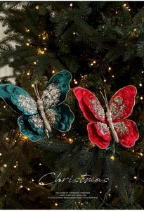 Nahaufnahme von Samt-Schmetterlingsclips mit Goldglitzer und Pailletten am Weihnachtsbaum