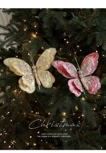 Detail von Samt-Schmetterling-Weihnachtsschmuck mit Glitzerkanten und warmen Lichtern