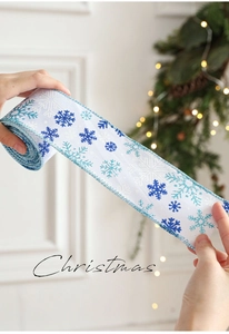 Dettaglio del nastro natalizio con fiocchi di neve blu e bordo su sfondo festivo decorato