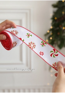 Detail van kerstlint met pepermuntpatroon, glitters en rode bedrade randen voor decoratie