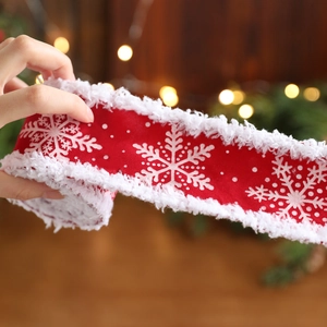 Rotes Weihnachtsband mit weißen Schneeflocken und flauschigen Plüschkanten für Geschenke