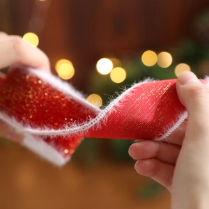 Rotes Weihnachtsband mit Goldstreifen und weißem Kunstpelzrand für die Geschenkdekoration