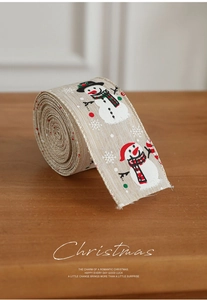Detail van kerstlint van jute met sneeuwpop print op houten achtergrond
