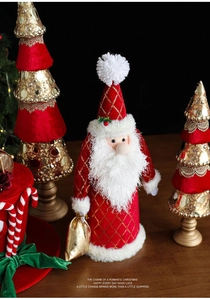 Dettaglio di Babbo Natale in velluto rosso con motivo a rete d'oro e sacco regalo