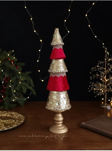 Dettaglio dell'albero di Natale in velluto rosso e paillettes su base dorata