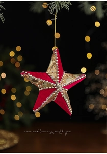 Dettaglio ravvicinato di una stella di Natale in velluto rosso con paillettes dorate