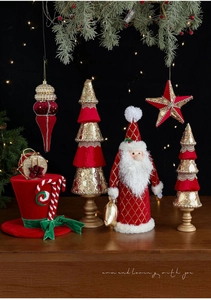 Dettaglio macro di Babbo Natale con paillettes rosse e albero di Natale in velluto