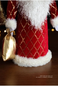Dettaglio di Babbo Natale in velluto rosso con paillettes dorate e sacco di regali