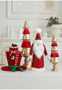 Dettaglio di alberi di Natale in velluto rosso con paillettes dorate e statuina Babbo Natale