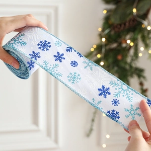 Nastro natalizio in lino con fiocchi blu davanti alle luci dell'albero di Natale