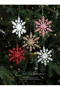 Glitzernde 11cm Schneeflocken-Anhänger in verschiedenen Farben an einem Weihnachtsbaum
