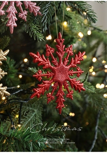 Detail eines roten Glitzer-Schneeflocken-Anhängers für die Weihnachtsbaumdekoration