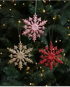 Nahaufnahme der drei 11cm rosa gold roten Schneeflocken Ornamente mit Glitzer für Bäume