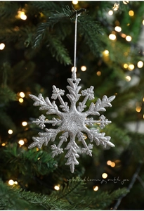 Nahaufnahme von 11 cm silbernen Glitzer-Schneeflocken-Anhängern am Weihnachtsbaum