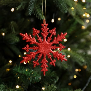 Glitzernder roter 11cm Schneeflocken-Anhänger hängend an einem grünen Weihnachtsbaum