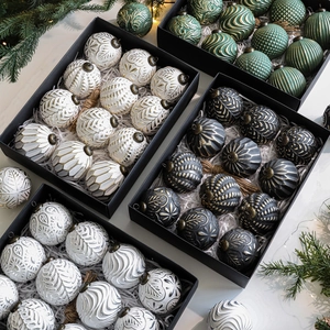 Set of 8cm vintage Christmas ornaments with embossed patterns in a black gift box