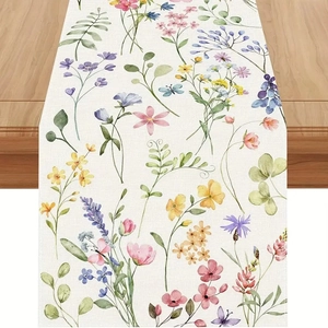 Détail du chemin de table en coton et lin avec motifs aquarelle de lavande et fleurs